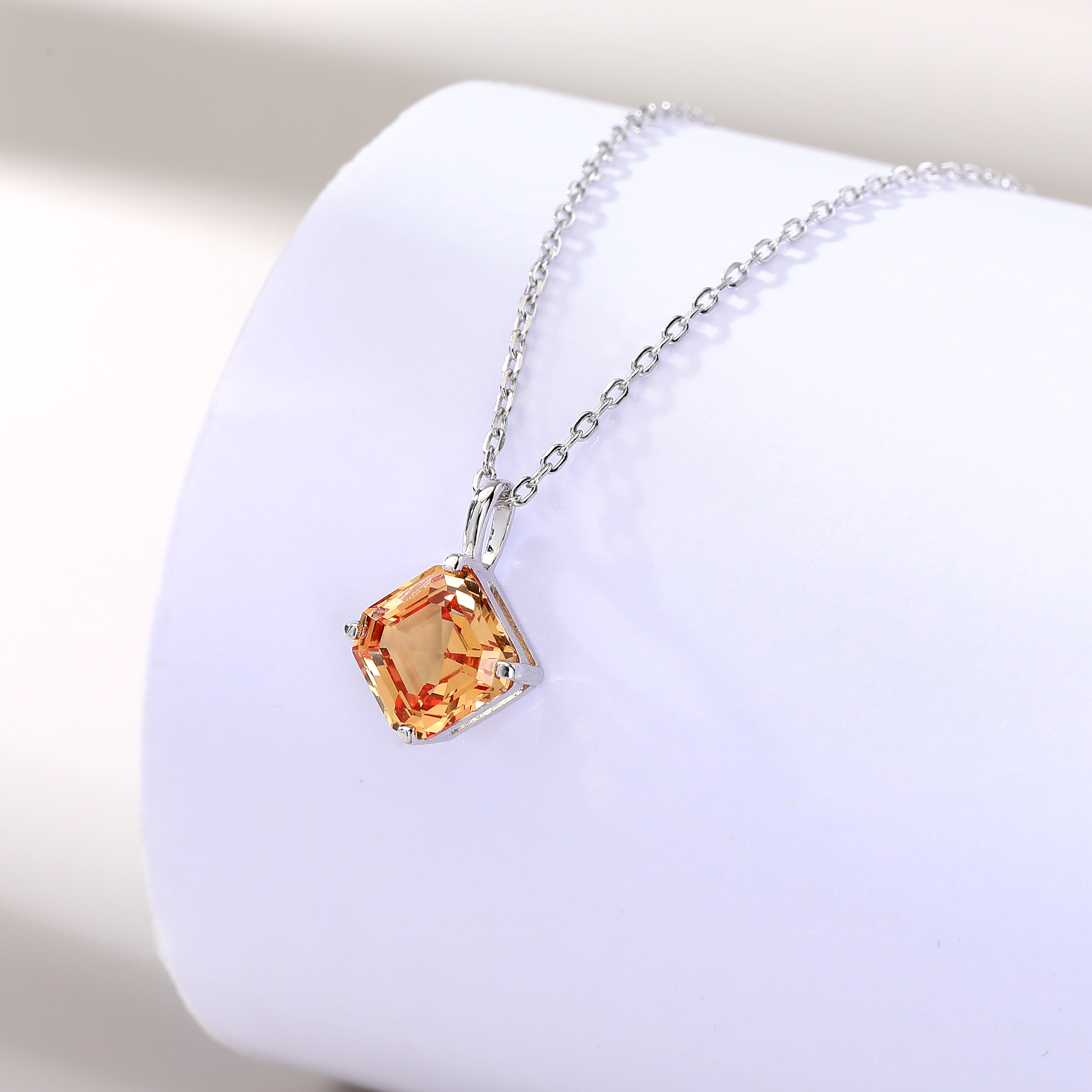 Bezel-Set Diamond-Shaped Small - مراجعة Bezels Set Pendant وسعره